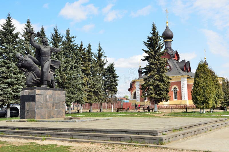 Mémorial à la mémoire du tombé dans la grande guerre patriotique et le séraphin de l'église de Sarov en Alexandrov, région de Vla photo stock Mémorial à la mémoire du tombé dans la grande guerre patriotique et le séraphin de l'église de Sarov en Alexandrov, région de Vla photo stock
