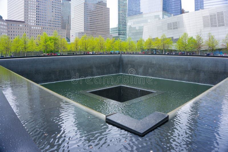 Mémorial à point zéro, Manhattan, commémorant l'attaque terroriste de septembre 2001 New York City photographie stock libre de droits Mémorial à point zéro, Manhattan, commémorant l'attaque terroriste de septembre 2001 New York City photographie stock libre de droits