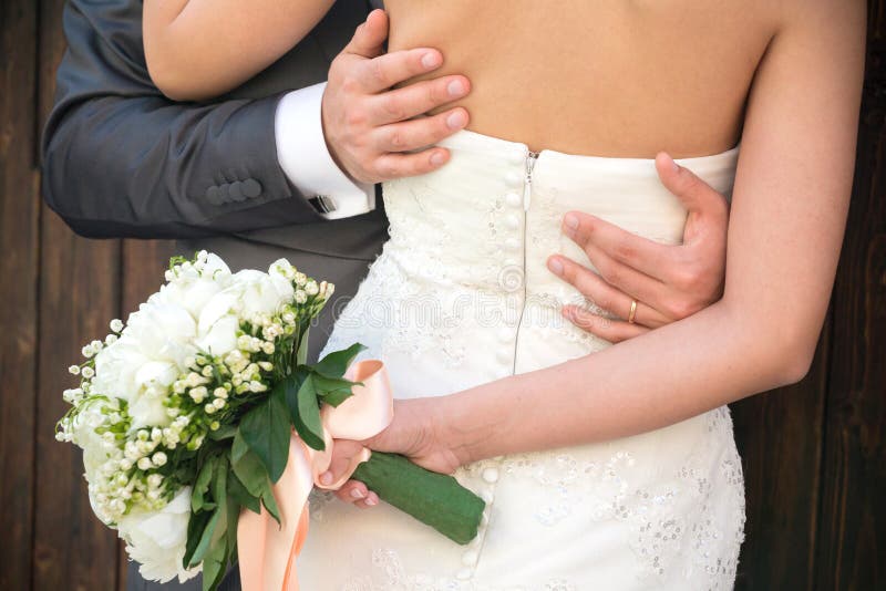 Ménages mariés embrassés, détail du buste et bras