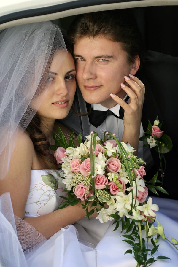 Ménages mariés neuf dans la limousine de mariage photos libres de droits Ménages mariés neuf dans la limousine de mariage photos libres de droits