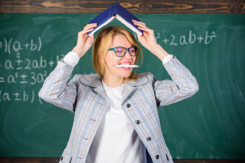 Méthode efficace pour se rappeler l'information Oubliez l'information importante Maintenez dans la mémoire Améliorez la compétenc photo libre de droits Méthode efficace pour se rappeler l'information Oubliez l'information importante Maintenez dans la mémoire Améliorez la compétenc photo libre de droits