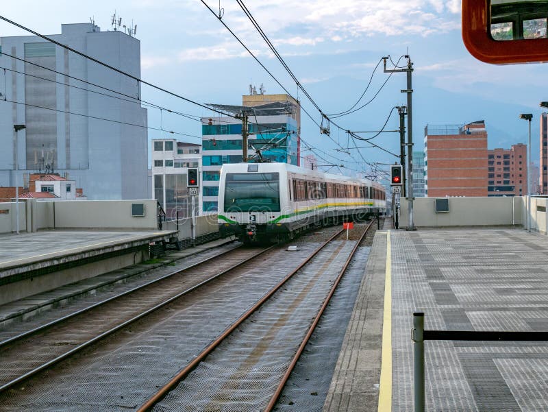 Métro arrivant dans la station de train de Medellin, Colombie images stock Métro arrivant dans la station de train de Medellin, Colombie images stock