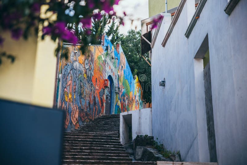 MÉXICO - 23 DE SEPTIEMBRE: Escalera con graffities coloridos en imagen de archivo libre de regalías MÉXICO - 23 DE SEPTIEMBRE: Escalera con graffities coloridos en imagen de archivo libre de regalías