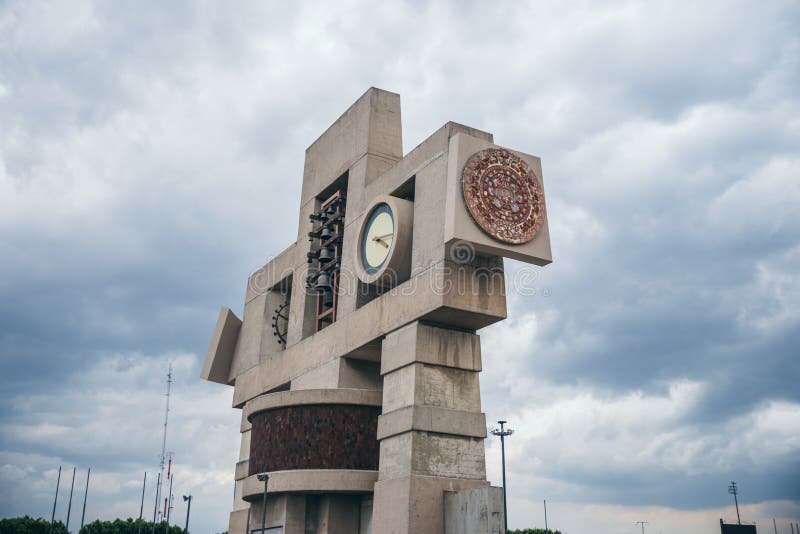 MÉXICO - 20 DE SETEMBRO: Cronometre o monumento na basílica do quadrado de Guadalupe com o calendário maia encaixado em um lado foto de stock MÉXICO - 20 DE SETEMBRO: Cronometre o monumento na basílica do quadrado de Guadalupe com o calendário maia encaixado em um lado foto de stock