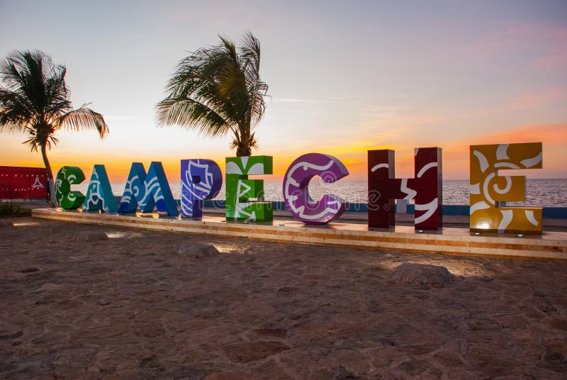 México, San Francisco de Campeche: Letras coloridas grandes que deletrean Campeche Puesta del sol fotografía de archivo