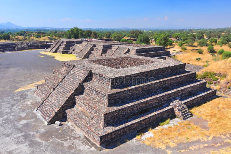 México, Teotihuacan, plataforma a lo largo de la Avenida de los Muertos fotos de archivo México, Teotihuacan, plataforma a lo largo de la Avenida de los Muertos fotos de archivo