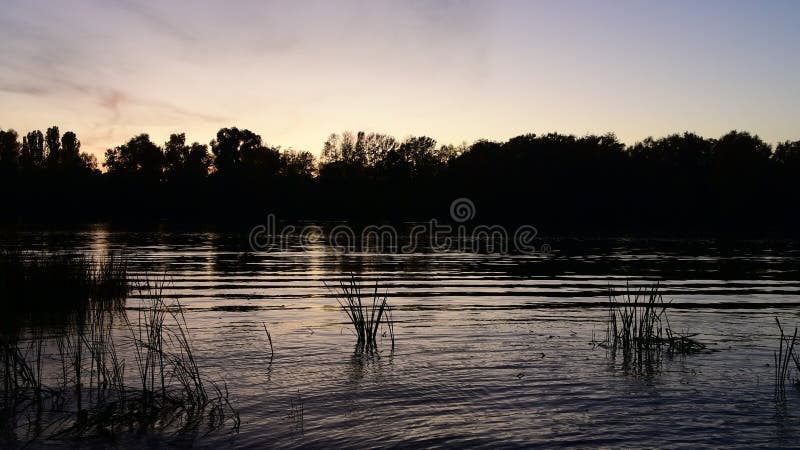Même la vidéo gauche de Kiev, Ukraine 4k de côte d'heure de Dnipro blue panorama river banque de vidéos