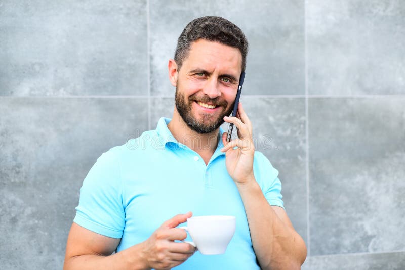 Même si vous buvez du café sur l'aller chaque petite gorgée est peu de coupure dans votre jour et peu de moment de soin d'individ photographie stock Même si vous buvez du café sur l'aller chaque petite gorgée est peu de coupure dans votre jour et peu de moment de soin d'individ photographie stock
