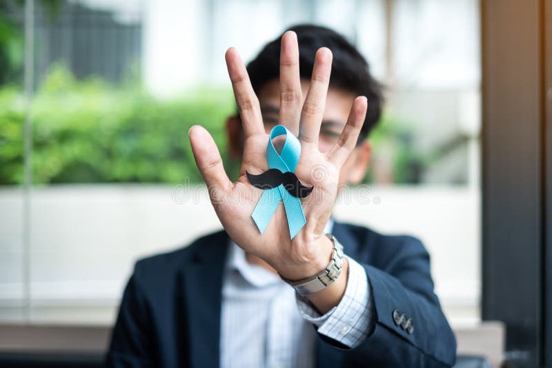 Mês da conscientização do câncer da próstata, homem de negócio que guarda a luz - fita azul com o bigode para a vida e a doença d imagens de stock royalty free Mês da conscientização do câncer da próstata, homem de negócio que guarda a luz - fita azul com o bigode para a vida e a doença d imagens de stock royalty free