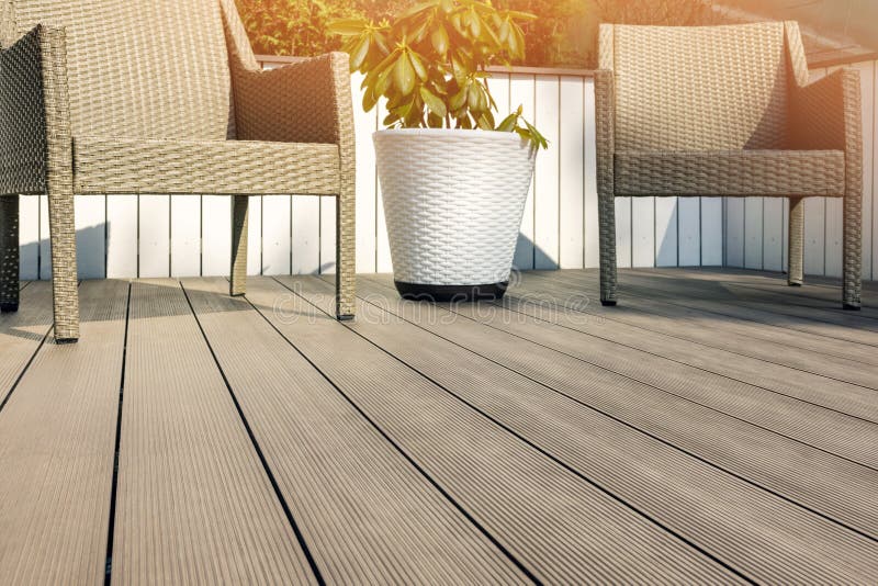 Möblierte Außenterrasse mit wpc Holz Kunststoff-Composite-Decks