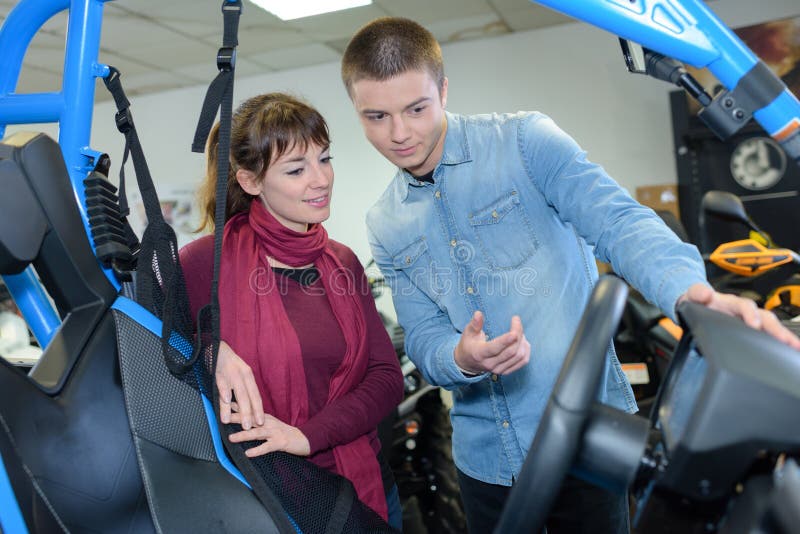 Möglicher Käufer für Buggy lizenzfreie stockfotos Möglicher Käufer für Buggy lizenzfreie stockfotos