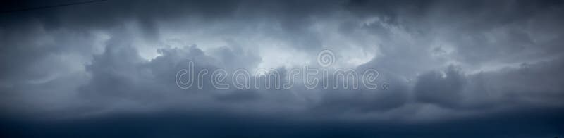 Mörk dramatisk stormig himmel Mörker fördunklar i himmel under orkan royaltyfri fotografi Mörk dramatisk stormig himmel Mörker fördunklar i himmel under orkan royaltyfri fotografi