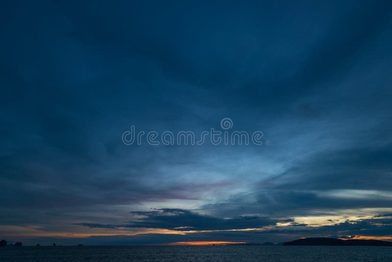 Mörk himmel med regnmoln över havet royaltyfria foton Mörk himmel med regnmoln över havet royaltyfria foton