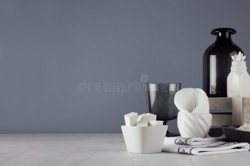 Mörk minimalistic badrumdekor - vasen för mörkt exponeringsglas, den wood asken, handduken, produkter och tillbehören för omsorgf arkivfoton Mörk minimalistic badrumdekor - vasen för mörkt exponeringsglas, den wood asken, handduken, produkter och tillbehören för omsorgf arkivfoton