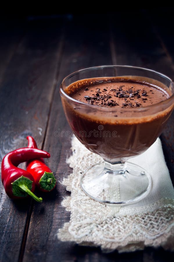 Mörk och delikat chokladmousse med chilipeppar fotografering för bildbyråer Mörk och delikat chokladmousse med chilipeppar fotografering för bildbyråer