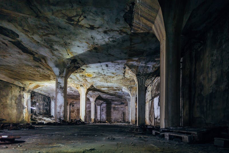 Mörk och kuslig inre av den underjordiska industriella korridoren på den övergav fabriken fotografering för bildbyråer Mörk och kuslig inre av den underjordiska industriella korridoren på den övergav fabriken fotografering för bildbyråer