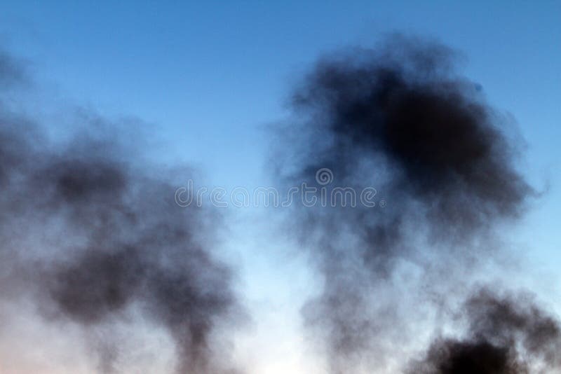 Mörk rökpelare på bakgrunden för blå himmel royaltyfri fotografi Mörk rökpelare på bakgrunden för blå himmel royaltyfri fotografi