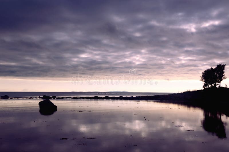 Mörk solnedgång på kuster för vitt hav (Solovki, Ryssland) arkivfoto Mörk solnedgång på kuster för vitt hav (Solovki, Ryssland) arkivfoto