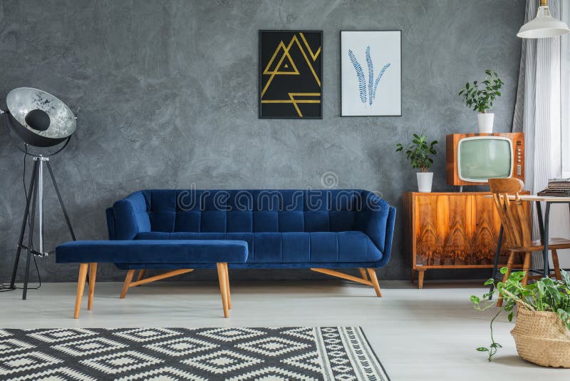 Mörk väl till mods soffa royaltyfri bild Mörk väl till mods soffa royaltyfri bild