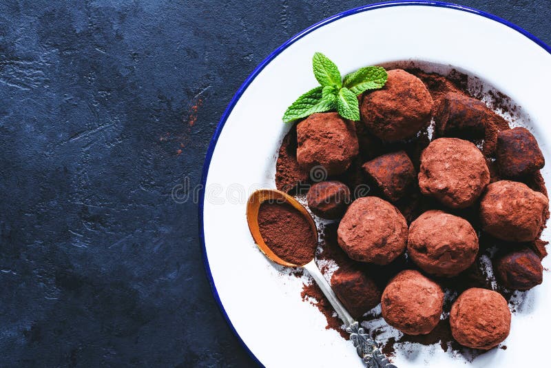 Mörka chokladtryfflar på den vita plattan Bästa sikt för tabell royaltyfria foton Mörka chokladtryfflar på den vita plattan Bästa sikt för tabell royaltyfria foton