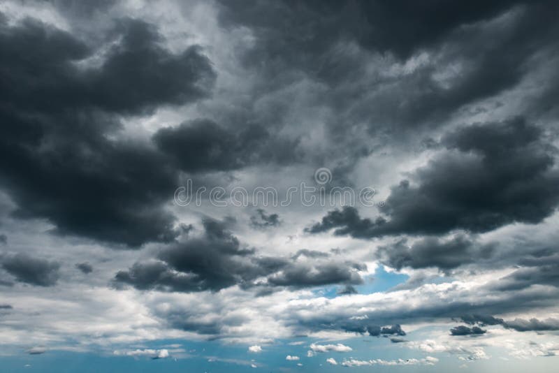 Mörka stormmoln på himlen fotografering för bildbyråer