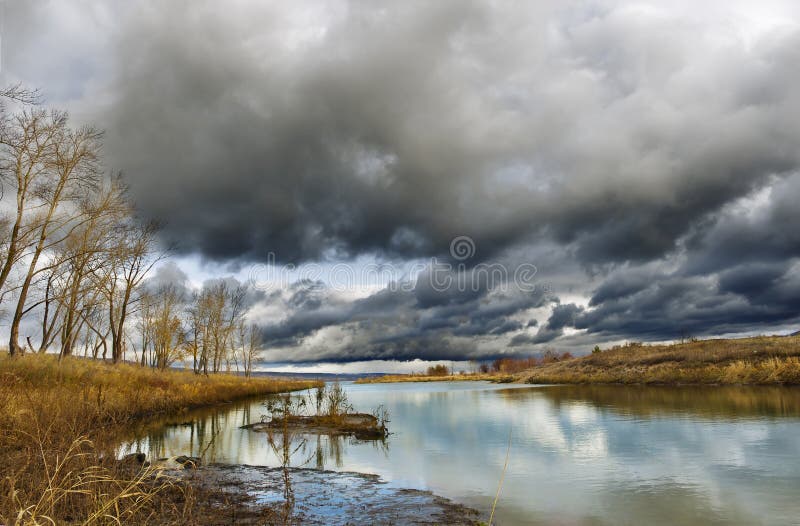 Mörker fördunklar Fall River arkivbilder