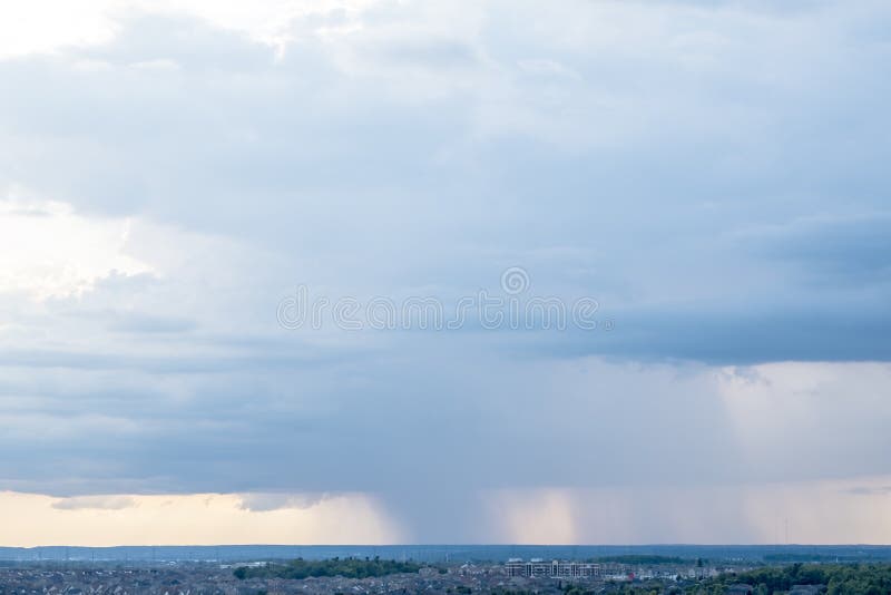 Mörkt regnmoln och regn över horisonten fotografering för bildbyråer