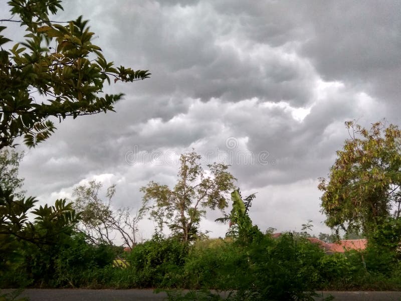 Mörkt svart moln över landet royaltyfri bild