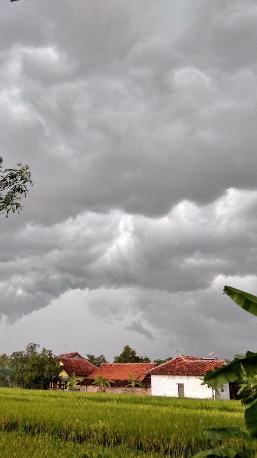 Mörkt svart moln över landet arkivbild