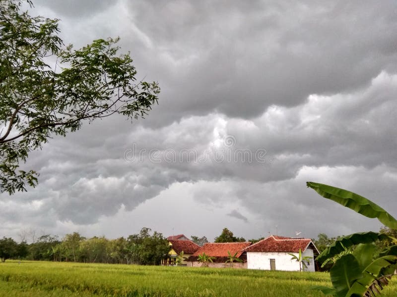 Mörkt svart moln över landet royaltyfri fotografi