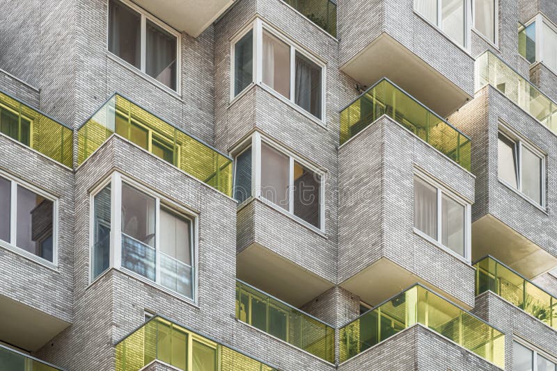 Múltiples balcones de vidrio amarillo bloqueados, apartamentos en las zuidas de Ãmsterdam, apartamentos de lujo, casas, casas imagen de archivo libre de regalías Múltiples balcones de vidrio amarillo bloqueados, apartamentos en las zuidas de Ãmsterdam, apartamentos de lujo, casas, casas imagen de archivo libre de regalías