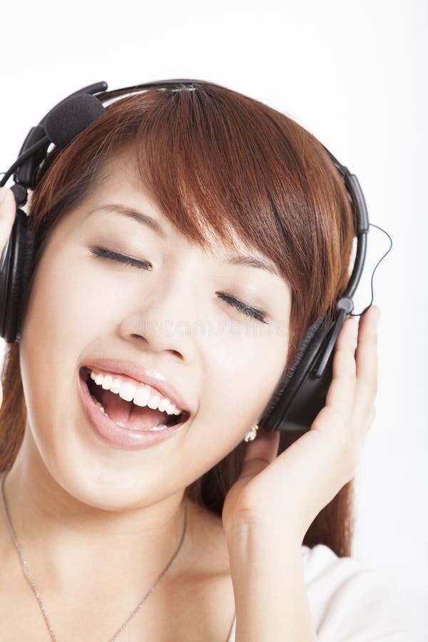 Música de escuta da mulher asiática