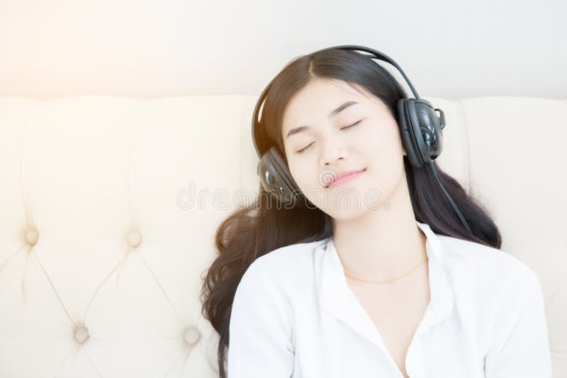 Música de escuta da mulher Relaxed imagens de stock royalty free Música de escuta da mulher Relaxed imagens de stock royalty free