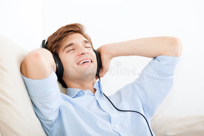 Homem a ouvir música foto de stock