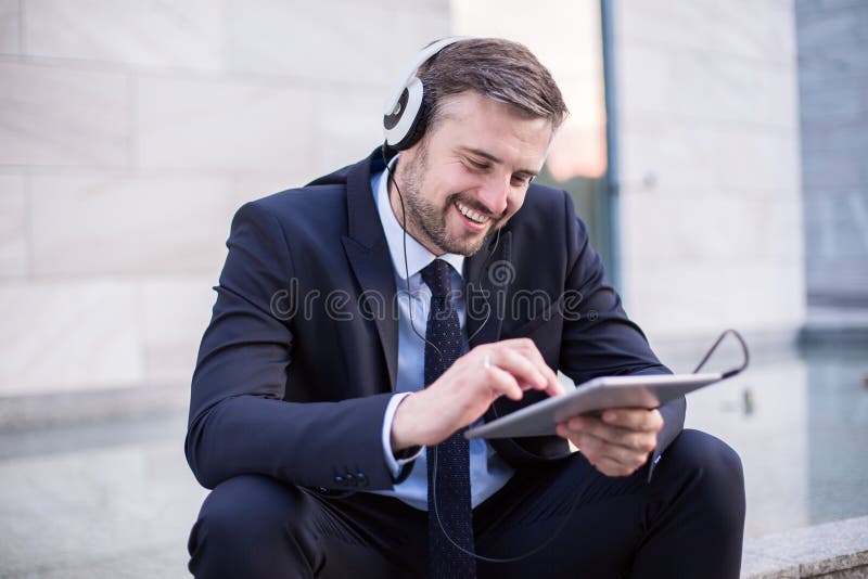Música de escuta do trabalhador de escritório imagem de stock royalty free Música de escuta do trabalhador de escritório imagem de stock royalty free