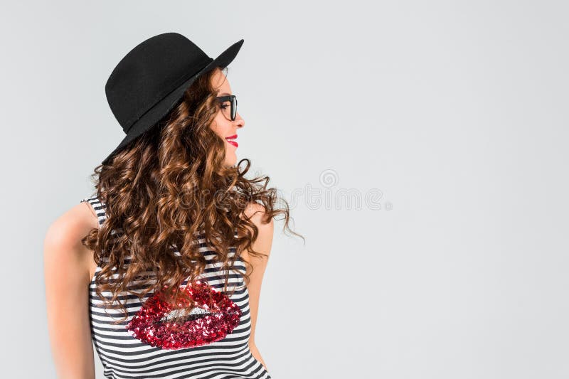 Música de escuta feliz da mulher nova com auscultadores imagem de stock Música de escuta feliz da mulher nova com auscultadores imagem de stock