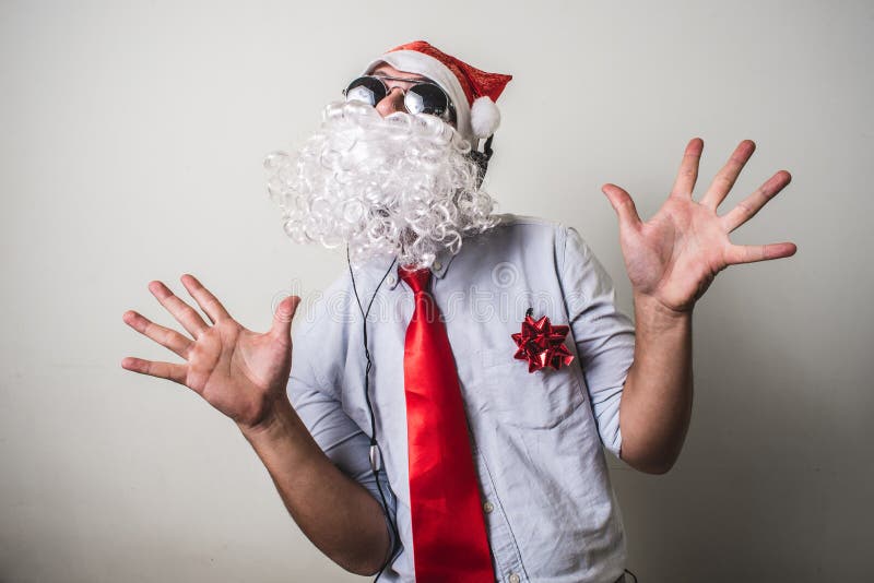 Música que escucha de Papá Noel del natale divertido del babbo imagen de archivo libre de regalías Música que escucha de Papá Noel del natale divertido del babbo imagen de archivo libre de regalías