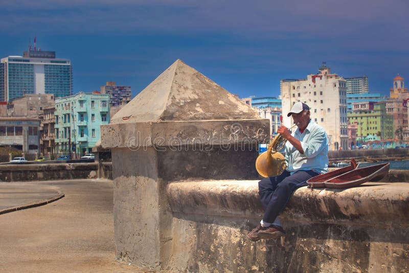 Músico cubano da rua fotografia de stock Músico cubano da rua fotografia de stock