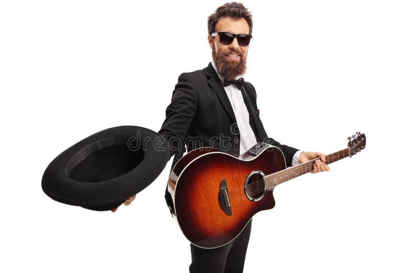 Músico de sexo masculino con una guitarra que sostiene un sombrero para recoger el dinero fotos de archivo libres de regalías Músico de sexo masculino con una guitarra que sostiene un sombrero para recoger el dinero fotos de archivo libres de regalías