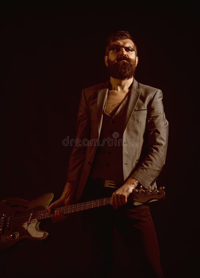 Músico o jugador de música Músico With Electric Guitar Músico barbudo con la guitarra Músico de la roca con la secuencia imagen de archivo libre de regalías Músico o jugador de música Músico With Electric Guitar Músico barbudo con la guitarra Músico de la roca con la secuencia imagen de archivo libre de regalías