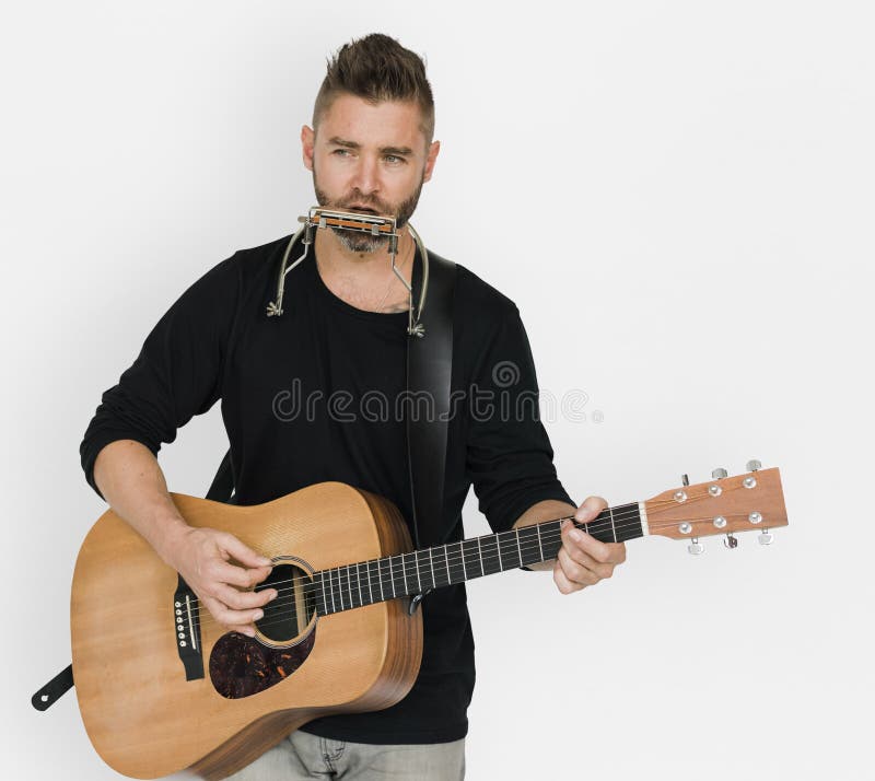 Músico Play Guitar Harmonica dos homens imagem de stock Músico Play Guitar Harmonica dos homens imagem de stock