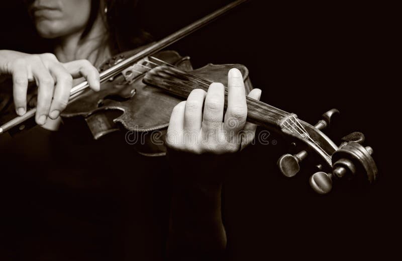 Músico que joga o violino