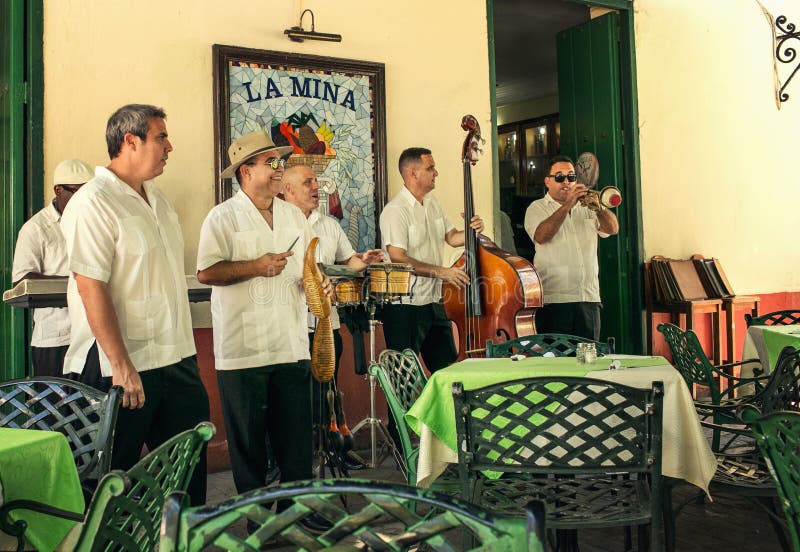 Músicos da rua em Havana fotografia de stock Músicos da rua em Havana fotografia de stock