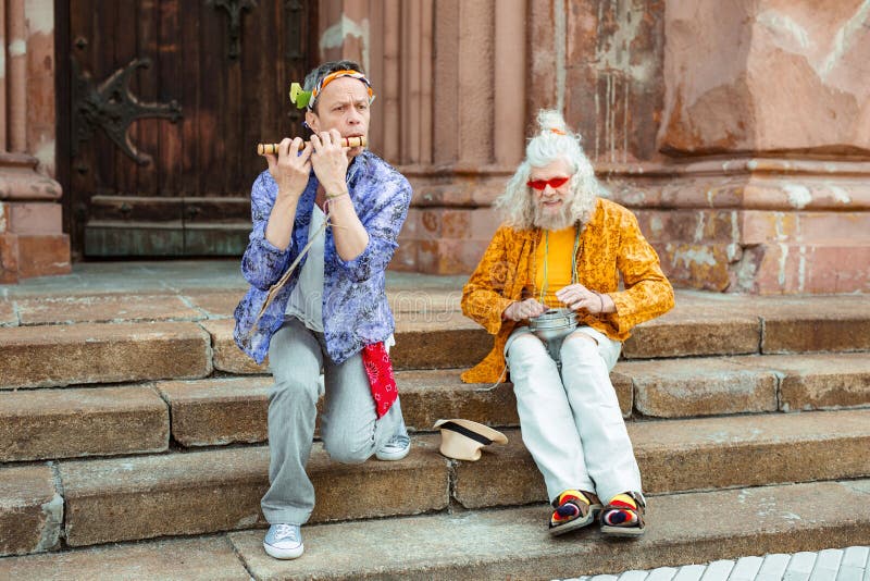 Músicos da rua que jogam a música que senta-se em escadas imagens de stock Músicos da rua que jogam a música que senta-se em escadas imagens de stock