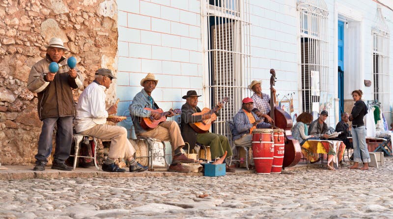 Músicos tradicionais que jogam nas ruas em Trinidad, Cuba.