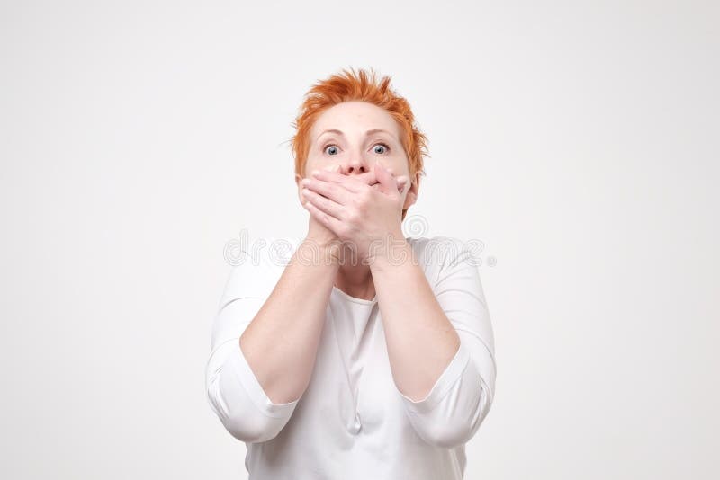 Mûrissez la femme stupéfaite couvrant sa bouche de main sur le fond gris Je ne dirai pas ce secret quiconque photographie stock libre de droits Mûrissez la femme stupéfaite couvrant sa bouche de main sur le fond gris Je ne dirai pas ce secret quiconque photographie stock libre de droits