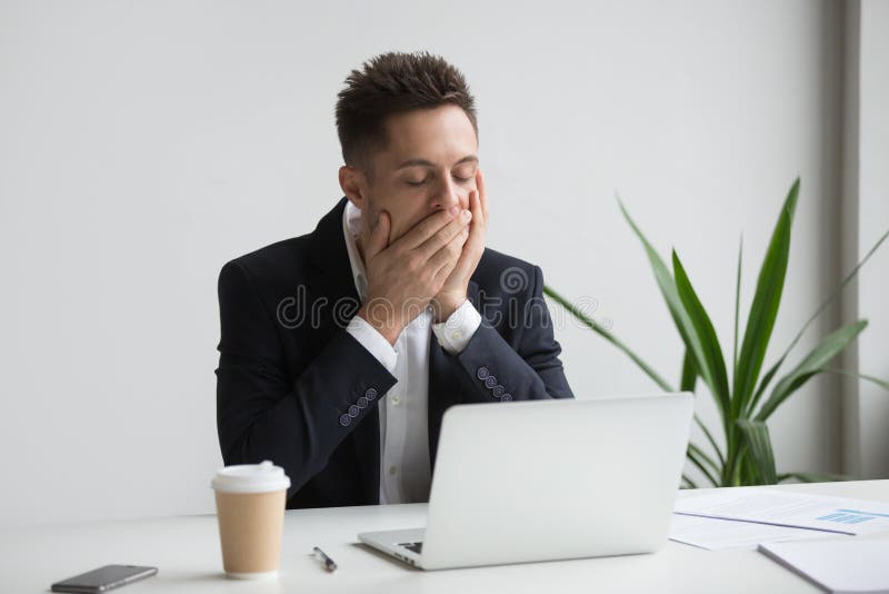 Müde Büroangestelltgähnende Arbeitsüberstunden stockbilder Müde Büroangestelltgähnende Arbeitsüberstunden stockbilder