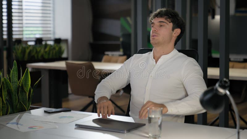 Müde erschöpfte Geschäftsmann schließen Laptop entspannt kaukasischen Geschäftsmann beenden Computerarbeit abgeschlossen Job getan