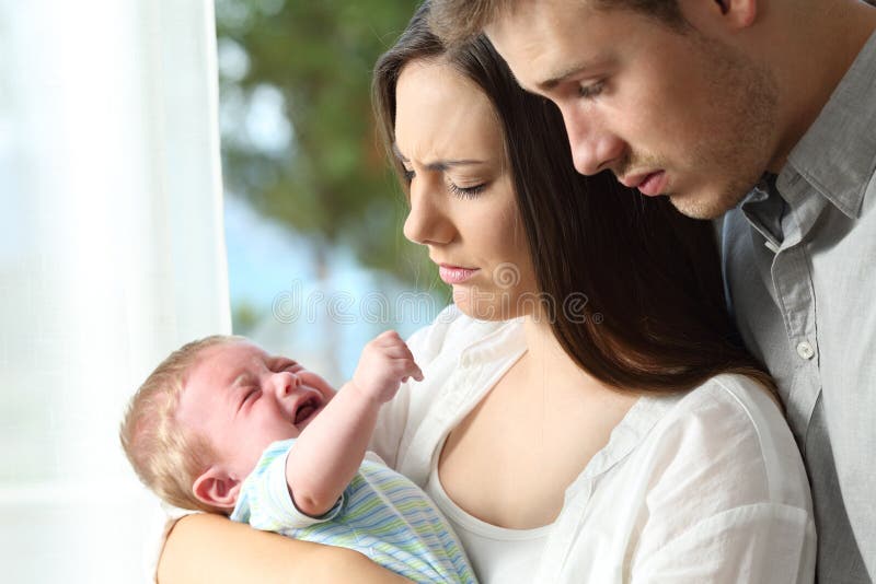 Müde hoffnungslose Eltern und Babyschreien stockfotos Müde hoffnungslose Eltern und Babyschreien stockfotos