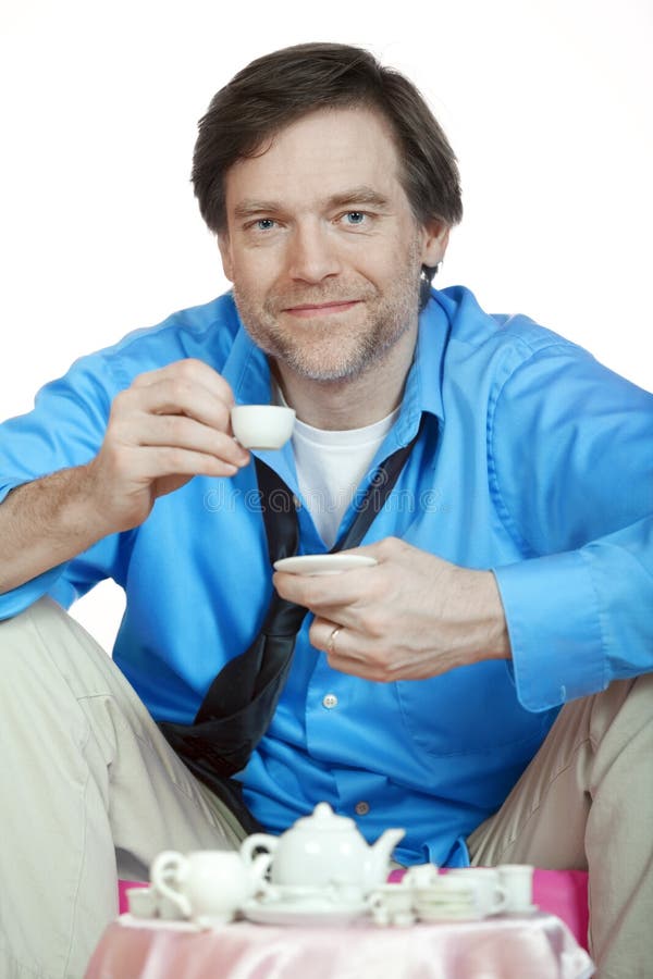 Müder Mann in die Vierziger, die eine Teeparty haben lizenzfreie stockfotografie Müder Mann in die Vierziger, die eine Teeparty haben lizenzfreie stockfotografie